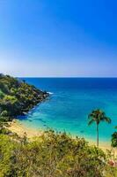 playa arena azul turquesa agua olas panorama carrizalillo puerto escondido. foto