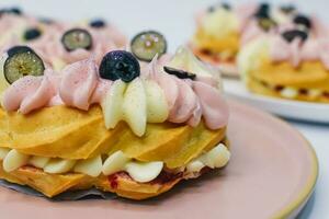 antecedentes de vistoso pasteles con fruta- cerca arriba de pasteles foto