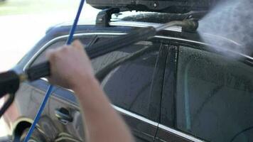 Kaukasisch mannen het wassen zijn auto en de dak lading doos video