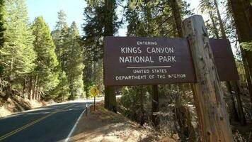 entrando reyes cañón nacional parque. dejando secoya nacional parque. Entrada signo. California, Estados Unidos video