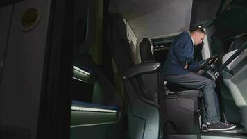 privado treinador operador vestido dentro terno entrando ônibus sentado baixa dentro cabine e fixação assento cintos. video