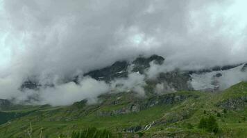 laps de temps de création des nuages dans le alpin zone. haute Montagne inattendu temps video
