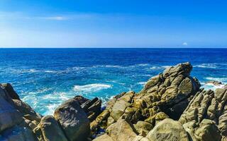 tablista olas turquesa azul agua rocas acantilados cantos rodados puerto escondido. foto