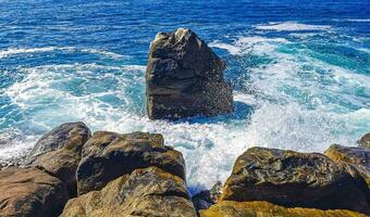 tablista olas turquesa azul agua rocas acantilados cantos rodados puerto escondido. foto
