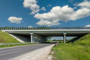 hormigón columnas me gusta pilares de un automóvil puente foto