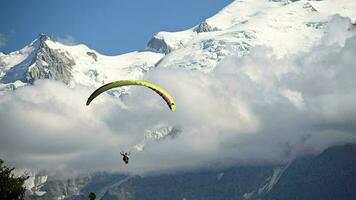 parapendio e mont blanc massiccio nel sfondo video