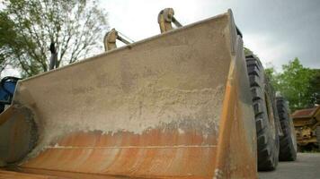 zwaar plicht bulldozer. bouw apparatuur. horizontaal camera beweging. video