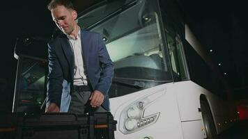 caucasico allenatore autobus autista nel il suo 30s con il suo attrezzatura Il prossimo per il suo autobus. video
