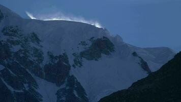 extremo ventoso condição em a mont blanc maciço. ventoso alpino cume. video