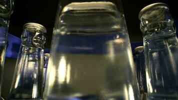 Flaschen- funkelnd Mineral Wasser schließen oben Sonde Sicht. video