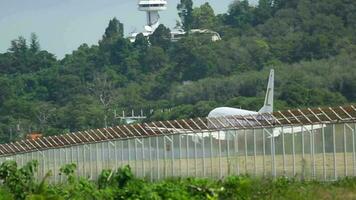 phuket, Thailand november 27, 2015 - boeing 737 van stad luchtwegen landen. laag hoek visie van passagier vliegtuig naderen en landen. video