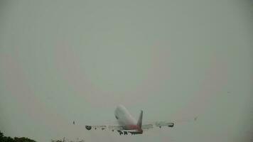 phuket, Thailand december 1, 2016 - boeing 747 van de vliegmaatschappij rossiya nemen uit Bij phuket Internationale luchthaven hkt. reusachtig jumbo Jet nam uit, beklimmen video