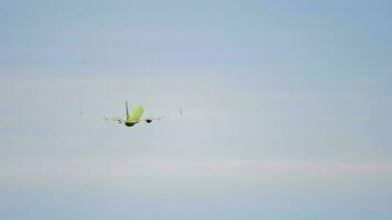 novosibirsk, ruso federación junio 10, 2020 - s7 aerolíneas avión parte, posterior vista. chorro avión moscas lejos video