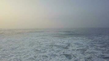 aérien vue 4k mer vue de koggala plage, vagues et océan, sri lanka. video