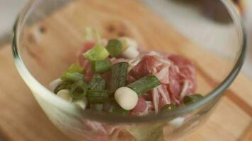 pas à pas procédures à mariner porc pour facile coréen cuisson, ajouter haché oignons et Japonais groupage oignon, sésame huile, soja sauce, coréen gochujang et mélanger Bien. coréen fait maison nourriture pour le déjeuner video