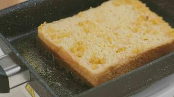 Brot Croutons im ein Ei sind gebraten im ein Pfanne. Nahansicht. gebraten Brot Scheiben mit Milch zum Frühstück. video