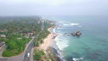 antenne top visie dar 4k beeldmateriaal van koggala strand, golven en oceaan, sri lanka. video