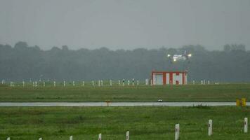 dusseldorf, Duitsland juli 24, 2017 - oostenrijks luchtvaartmaatschappijen bombardier scheutje 8 landen Bij regen vroeg ochtend. dusseldorf luchthaven, Duitsland video