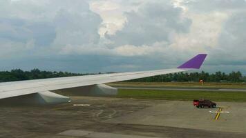 vista de la pista del aeropuerto de phuket, desde un avión en rodaje video