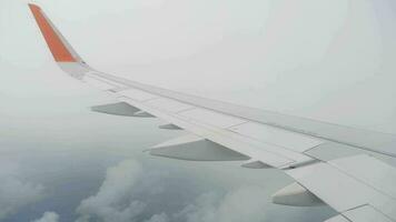 ala de avión en el cielo y la nube en movimiento, vista desde la cabina del avión video