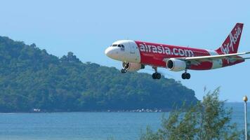 phuket, thailand november 30, 2019 - thai airasia flygbuss 320 hs bbg närmar sig och landning, internationell phuket flygplats video