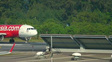 Phuket, Thailand November 26, 2019 - - Passagier niedrig Kosten Fluggesellschaft Luftasien beschleunigt auf das Runway und nimmt aus, Phuket International Flughafen, Thailand video