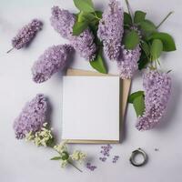 plano laico con lila y blanco saludo tarjeta, flores y libro , generar ai foto