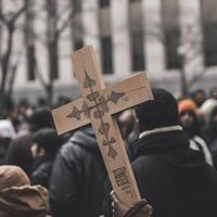 Photo a group of people pray at the cross