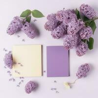 plano laico con lila y blanco saludo tarjeta, flores y libro , generar ai foto