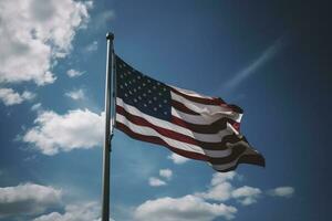 retroiluminado nosotros nacional bandera volador y ondulación en el viento terminado gris Tormentoso nublado cielo, símbolo de americano patriotismo, bajo ángulo, generar ai foto