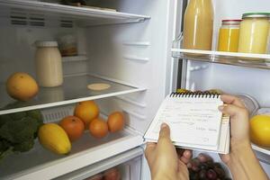 apertura refrigerador a hacer compras lista, generar ai foto