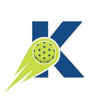 inicial letra k pickleball logo concepto con Moviente pickleball símbolo. pepinillo pelota logotipo vector modelo