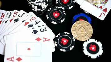 Kasino Thema Szene mit einstellen von behandelt Karten Stapel von Poker Token und klein Stapel aus golden Bitcoins. video
