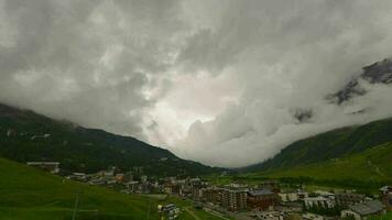 laps de temps de orageux des nuages en mouvement dans le ski village de breuil-cervinia, aoste vallée, Italie. commune de valtournenche. video