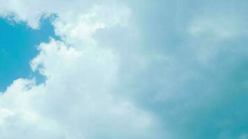 lapso de tiempo de azul cielo blanco nubes hinchado blanco nubes cúmulo nube verano azul cielo antecedentes. video