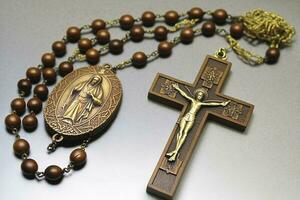 hecho a mano tradicional arce difícil de madera católico rosario oración rosario Virgen María Santo Benedicto Jesús crucifijo, generar ai foto