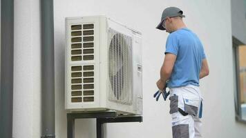 aquecimento e resfriamento técnico instalando Novo calor bomba dispositivo video