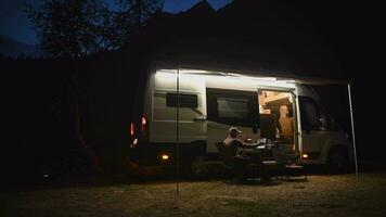 caucasiano homens ficando durante a noite em uma acampamento e trabalhando a partir de lado de fora video
