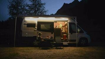 Hommes travail à distance de scénique camping en utilisant le sien portable et lte lien video