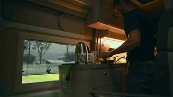 caucásico hombres preparando caliente té dentro su casa rodante clase si camper video