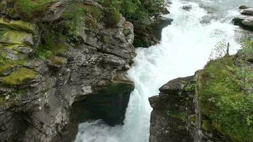 lent mouvement métrage de scénique cascade et le rivière. Norvège, L'Europe  video