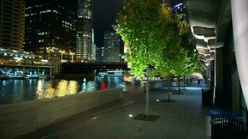 chicago, Illinois, Verenigde staten van Amerika. stad rivier wandeling. november 29e, 2017. laat avond uren in de stad centrum. video