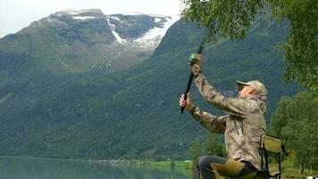 lento movimento cenas do pescador mosca pescaria em a glacial lago video