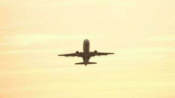 Passagier Flugzeug gerade nach abheben. Flugzeug nehmen aus video