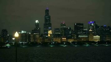 downtown chicago Bij nacht. stad panorama met camera horizontaal beweging. chicago, Illinois, Verenigde Staten van Amerika. video