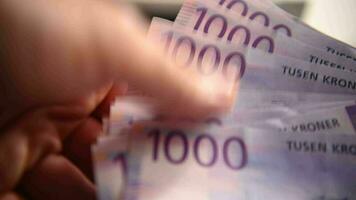 homme diffusion et compte billets de banque. video