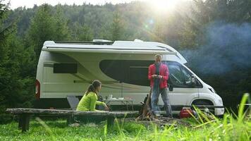 paar uitgeven hun weekend op reis in rv camper busje video