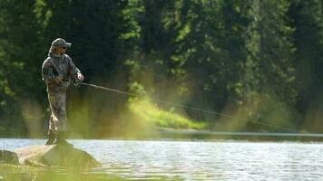caucásico hombres mosca pescar en lento movimiento video