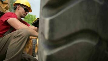 construction industrie ouvrier à la recherche pour potentiel problèmes avec lourd équipement bulldozer. video