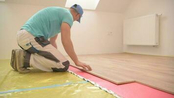 nieuw hardhout verdieping panelen installeren door professioneel installateur. huis interieur verbouwing. bouw industrie. video